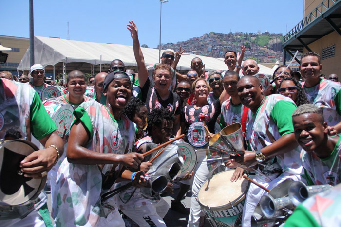 Susana Vieira e David Brazil usam a mesma camiseta em dia de visita à Cidade do Samba