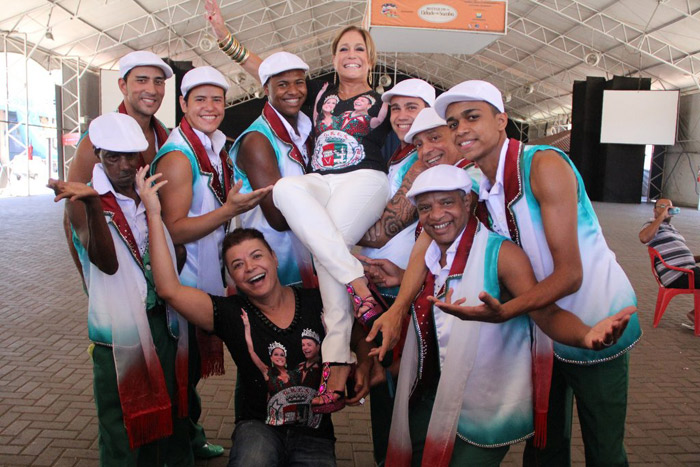 Susana Vieira e David Brazil usam a mesma camiseta em dia de visita à Cidade do Samba