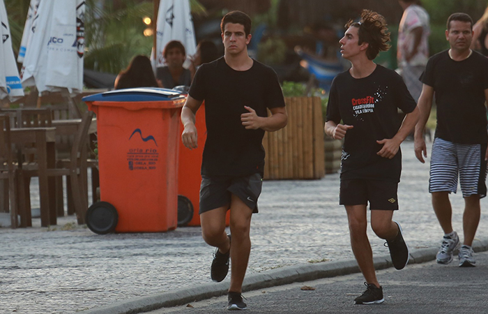 Concentrado, Enzo Celulari aproveita fim de tarde para correr na orla da Barra da Tijuca
