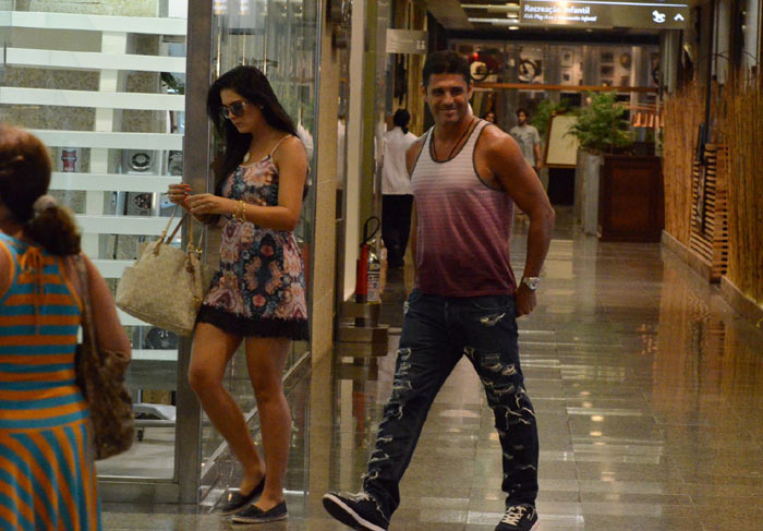 Débora Lyra e Marlos Cruz caminham em shopping carioca 