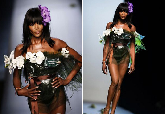 Naomi Campbell desfila de pernas de fora em Paris, na França