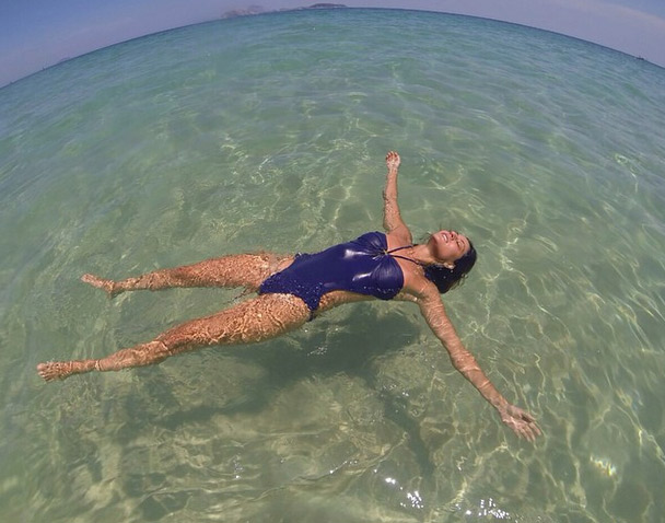 Manhã refrescante! Carol Castro toma banho de mar em Ipanema