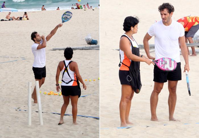 Vilão fitness! Paulo Rocha faz aula de beach tennis na praia do Leblon, no Rio