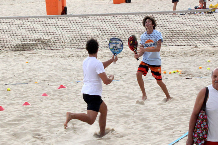 Vilão fitness! Paulo Rocha faz aula de beach tennis na praia do Leblon, no Rio