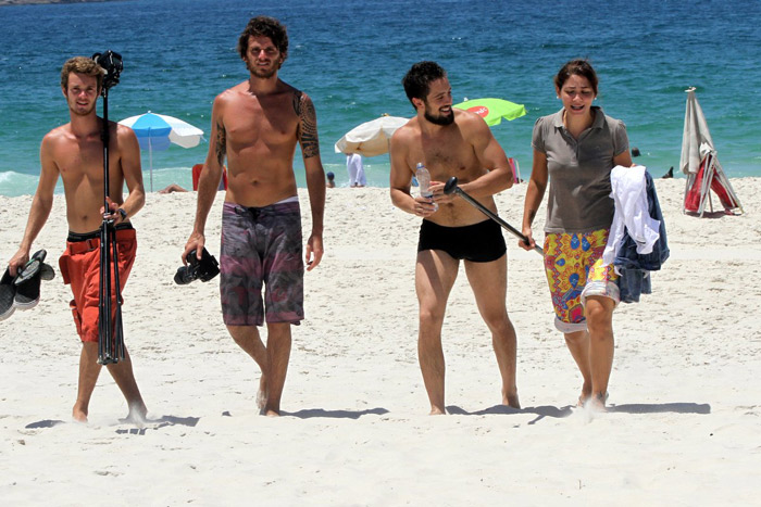 Rafael Cardoso pratica stand up paddle de roupa e tudo em praia carioca