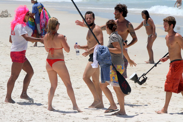 Rafael Cardoso pratica stand up paddle de roupa e tudo em praia carioca