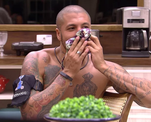 BBB 15: Fernando cheira roupas íntimas de Aline