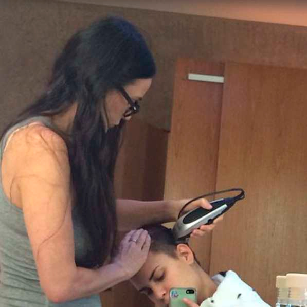  Demi Moore ajuda a filha a raspar a cabeça 