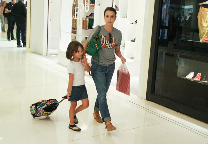Débora Falabella passeia com a filha Nina em shopping