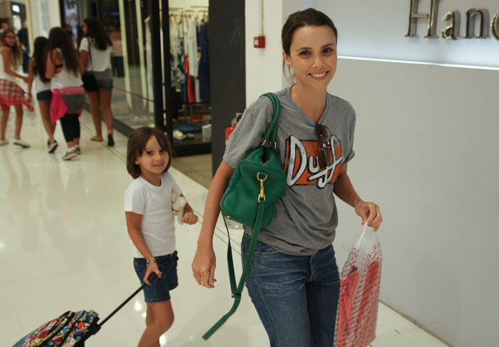 Débora Falabella passeia com a filha Nina em shopping