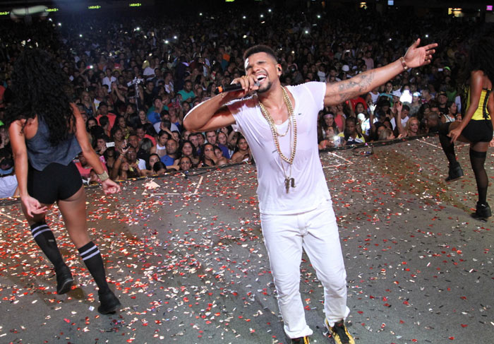 Naldo Benny estoura champanhe durante show no Rio de Janeiro