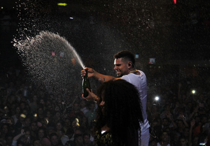 Naldo Benny estoura champanhe durante show no Rio de Janeiro