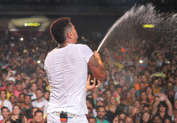 Naldo Benny estoura champanhe durante show no Rio de Janeiro