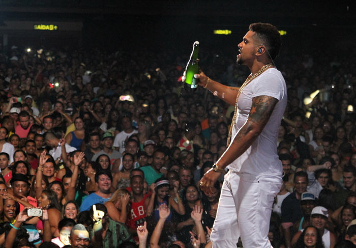 Naldo Benny estoura champanhe durante show no Rio de Janeiro