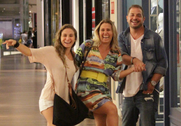 Andréia Sorvetão, Conrado e as filhas se divertem com paparazzo, no Rio