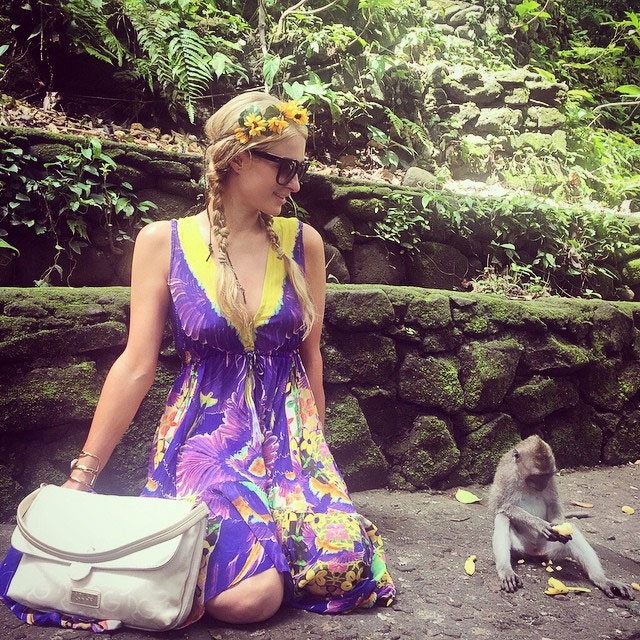 Paris Hilton posa com macacos durante passeio por Bali