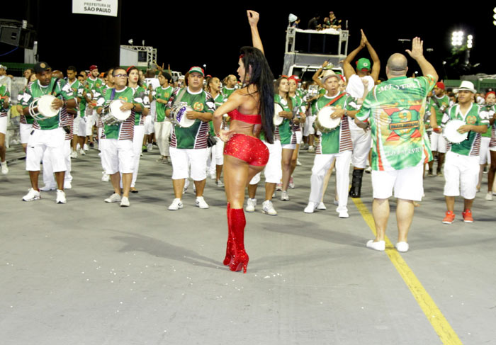 Toda de vermelho, Gracyanne Barbosa participa de ensaio técnico no Anhembi