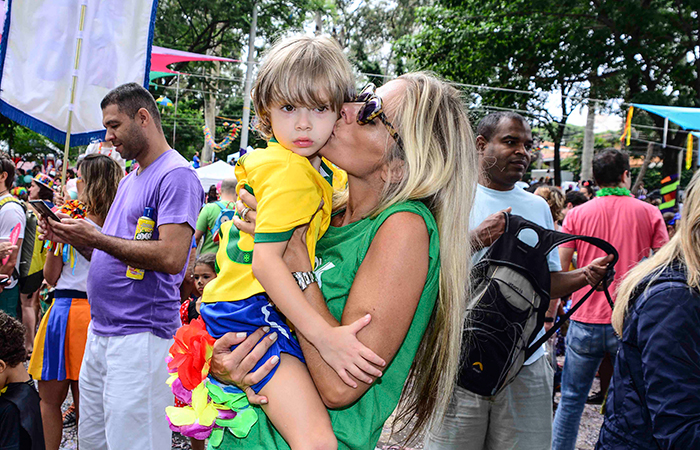 Adriane Galsiteu enche o filho Vittorio de beijos durante evento em São Paulo