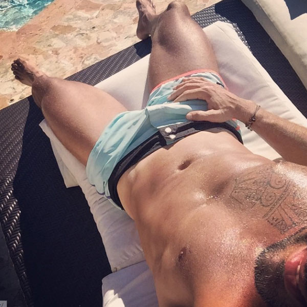 Ricky Martin curte tarde na piscina e deixa fãs babando