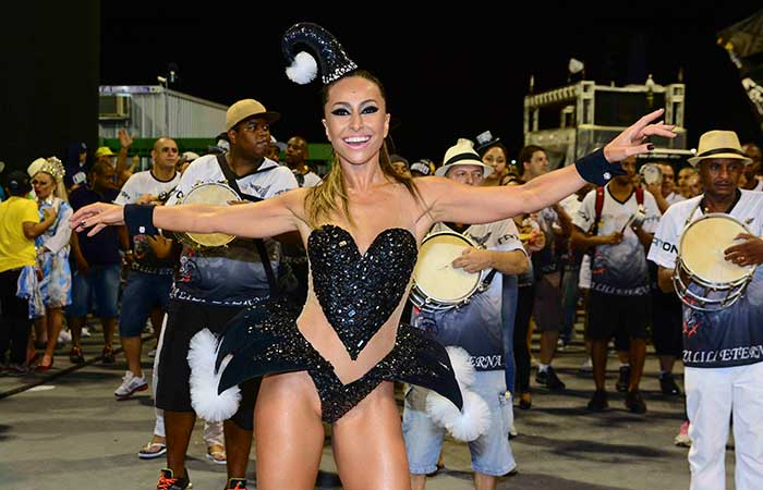 - Sabrina Sato esbjana beleza em ensaio da Gaviões da Fiel