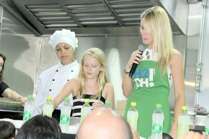 Fiorella Mattheis ensina sua receita de cupcake, no Rio