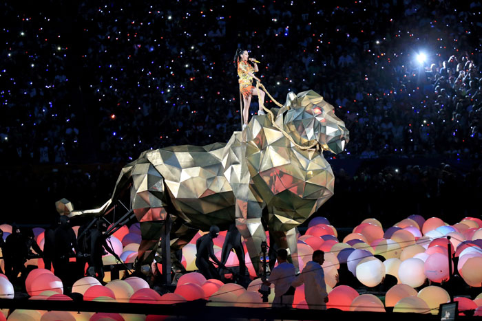 Deu ruim! Katy Perry faz apresentação morna na final do Super Bowl, nos EUA. Assista!