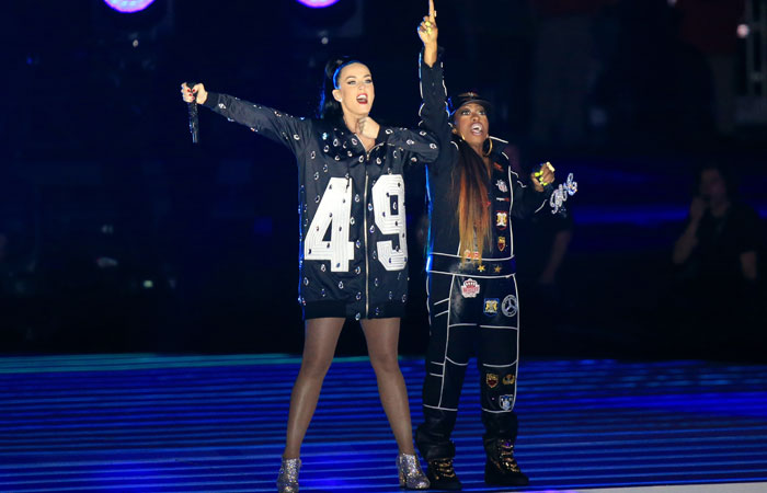 Deu ruim! Katy Perry faz apresentação morna na final do Super Bowl, nos EUA. Assista!