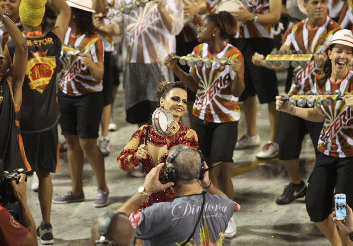 Viviane Araújo vai para o meio da bateria tocar seu tamborim