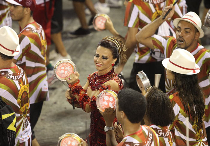 Viviane Araújo agita a bateria tocando seu tamborim
