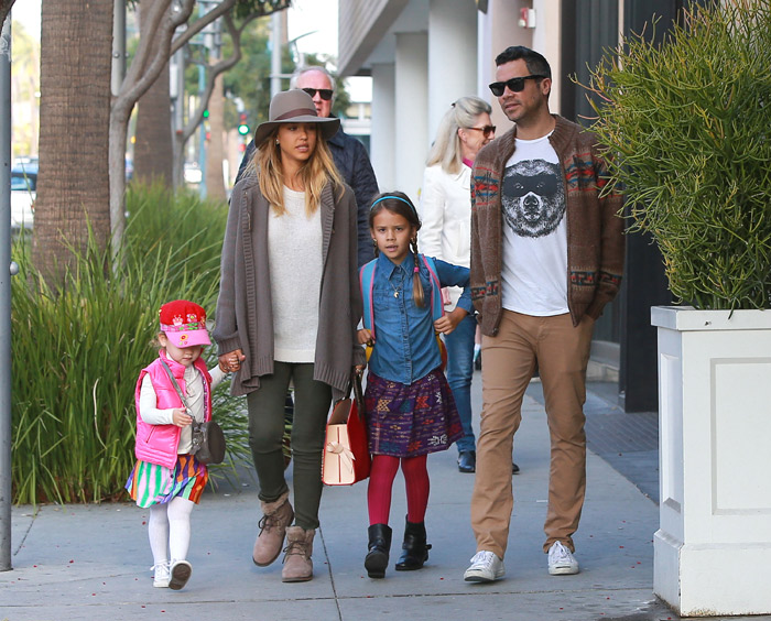 Jessica Alba e Cash Warren levam as filhas para almoço de família em Los Angeles