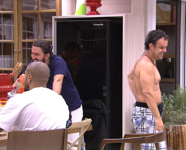 BBB 15: 'Não tem ninguém para beijar meu cangote'. brinca Adrilles