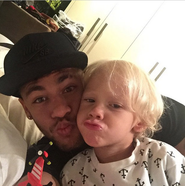 Neymar se diverte em tarde de folga com o filho