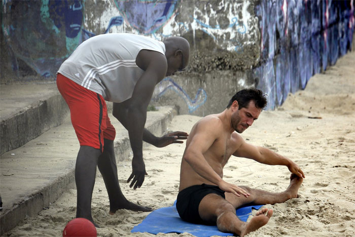 Relax! Paulo Rocha faz alongamento à beira-mar na Praia do Leblon