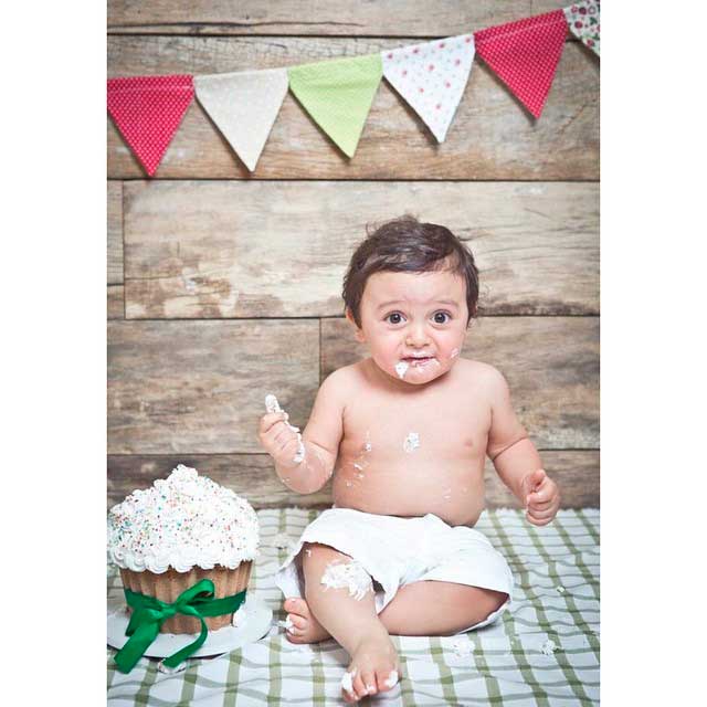 Jaque Khury usa foto divertida para contar que está preparando uma festa para o aniversário de um ano de seu filho