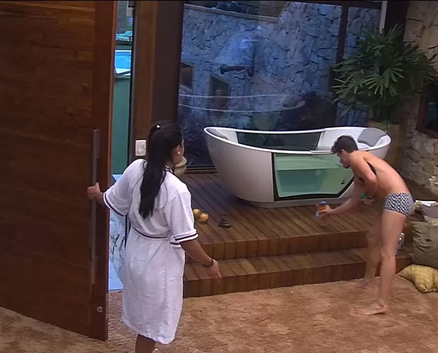 BBB15: Talita fica enciumada porque Rafael não a chamou para cinema