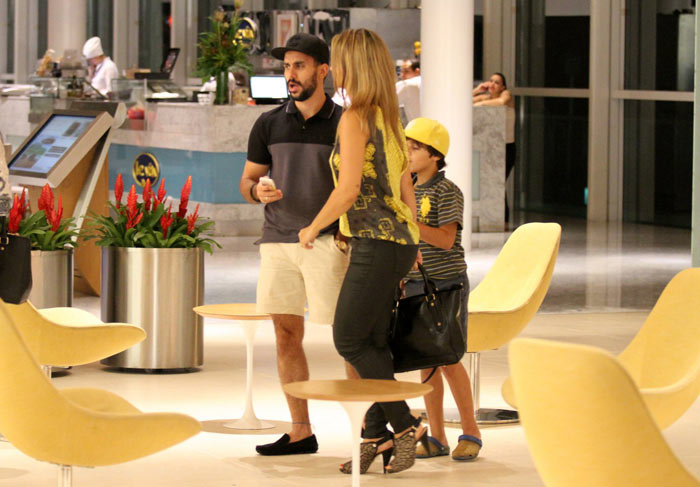 Kelly Key faz passeio em família em shopping carioca