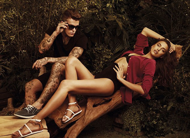 Irina Shayk faz ensaio sensual para marca de calçados