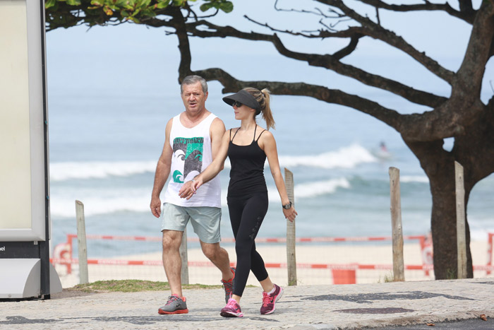 Magrinha, Bianca Bin se refresca com banho de mangueira na Barra da Tijuca