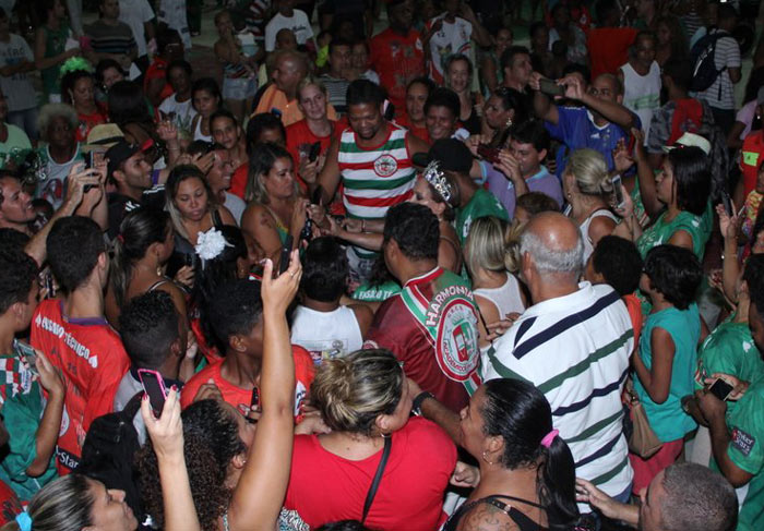 Susana Vieira desce do palco e se joga nos braços da comunidade da Grande Rio