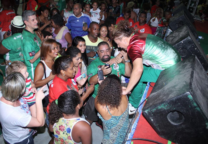 Susana Vieira desce do palco e se joga nos braços da comunidade da Grande Rio