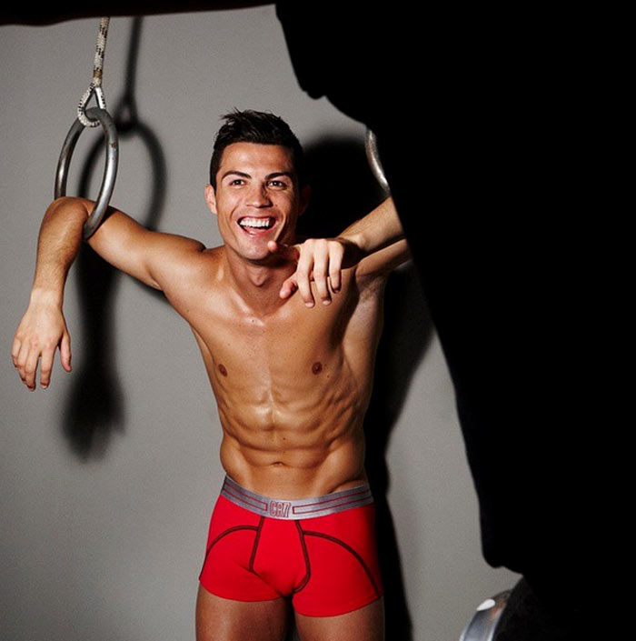 Cristiano Ronaldo aparece só de cueca em lançamento de nova coleção