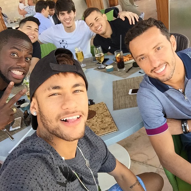 Neymar curte passeio pelo Catar com amigos