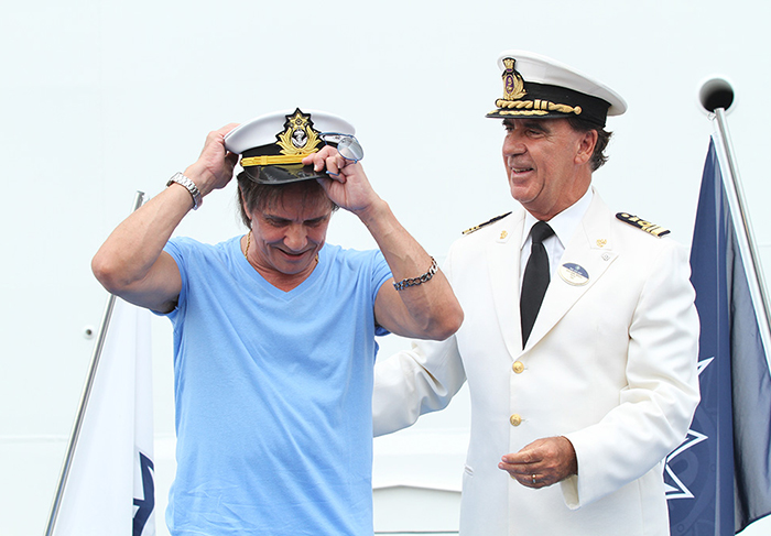 Roberto Carlos encarna o capitão ao embarcar no cruzeiro Emoções em Alto Mar