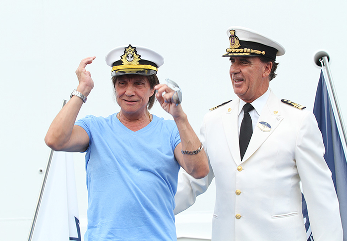 Roberto Carlos encarna o capitão ao embarcar no cruzeiro Emoções em Alto Mar