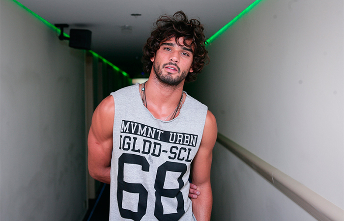  Marlon Teixeira exibe braços musculosos em lançamento de nova coleção da Malwee