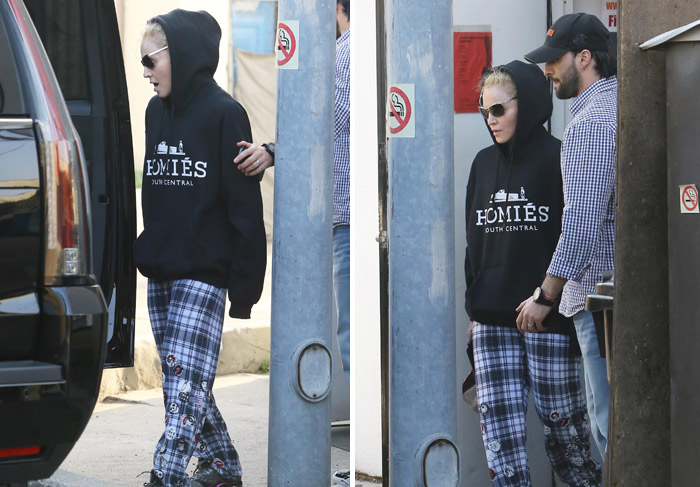 Madonna deixa estúdio com look bem despojado em Beverly Hills