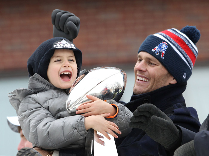 Tom Brady e o filho Benjamin posam com troféu do Super Bowl em Boston