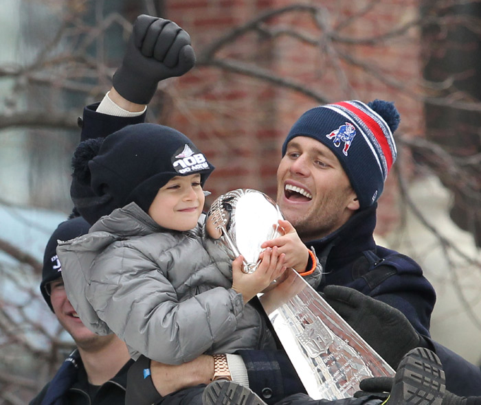 Tom Brady e o filho Benjamin posam com troféu do Super Bowl em Boston