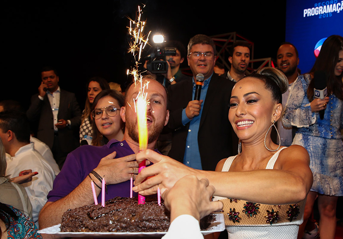 Ticiane Pinheiro, Sabrina Sato e Gugu se juntam ao elenco da Record em festa de lançamento