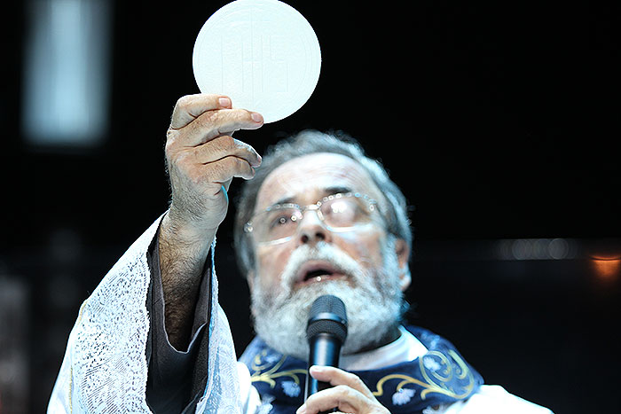 Durante Cruzeiro de Roberto Carlos, Padre Antônio Maria abençoa casais